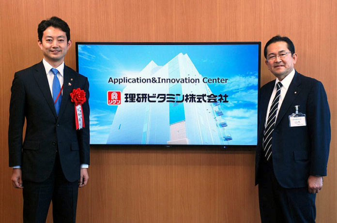 熊谷俊人市長㊧（千葉市）と山本一彦社長（理研ビタミン）