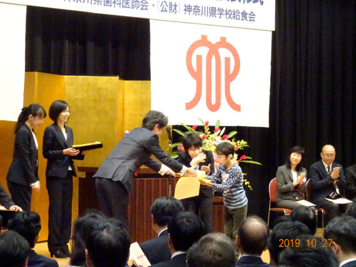 大石武志支店長（カゴメ）が受賞者を表彰（かながわ学校給食夢コンテスト）