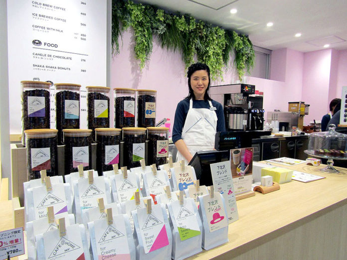 加藤未麗店長。同店オリジナルの「下北沢ブレンド」（１００ｇ豆、７８０円）は、ファッションや雑貨をイメージした「ＬＩＧＨT」、音楽や演劇を表現した「ＤＥＥＰ」の２品。シモキタ文化へのオマージュを込めた。（ＣＯＦＦＥＥ ＳＴＹＬＥ ＵＣＣ 下北沢店）