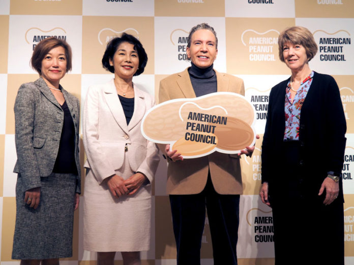 （左から）天野いず美（モティックス）、佐藤秀美（食物学博士）、デーブ・スペクター、ステファニー・グルネンヴェルダー（アメリカンピーナッツ協会）の各氏（ピーナッツパワーで元気になろう）