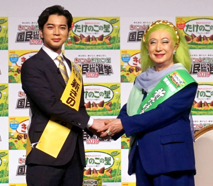 握手を交わす松本潤、三輪明宏両党首（きのこの山・たけのこの里国民総選挙２０１９）