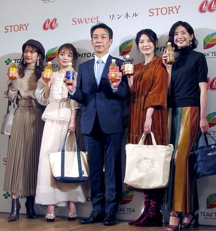 イベントで相澤治ブランドマネージャーを囲んで（左から）小室安未さん（ＣａｎＣａｍ）、吉木千沙都さん（ｓｗｅｅｔ）、森貴美子さん（リンネル）、高垣麗子さん（ＳＴＯＲＹ）