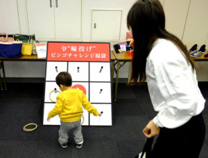 子どもと輪投げに挑戦するインフルエンサ―(松屋銀座 福袋事前体験会)