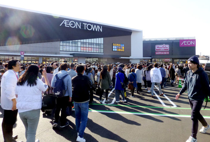 オープン初日には多くの客が詰めかけた（イオンタウン四日市泊）