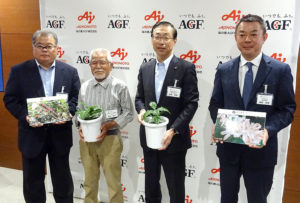 プロジェクト説明会で(左から)大久保町長の代理で出席した伊仙町役場の中島正敏経済課課長、吉玉誠一代表、品田英明社長、丸紅の梶原和幸氏