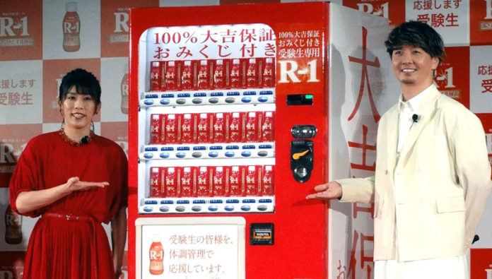 おみくじ付きR－１自販機（明治）をアピールする吉田沙保里さん㊧とSHOCK EYEさん
