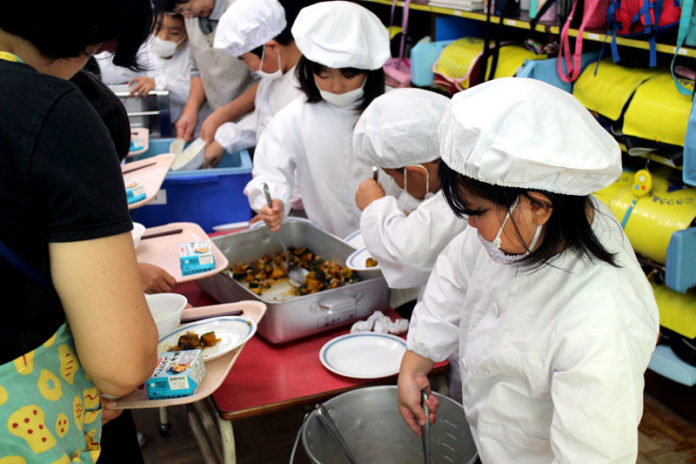 給食風景（小田原市立山王小学校）