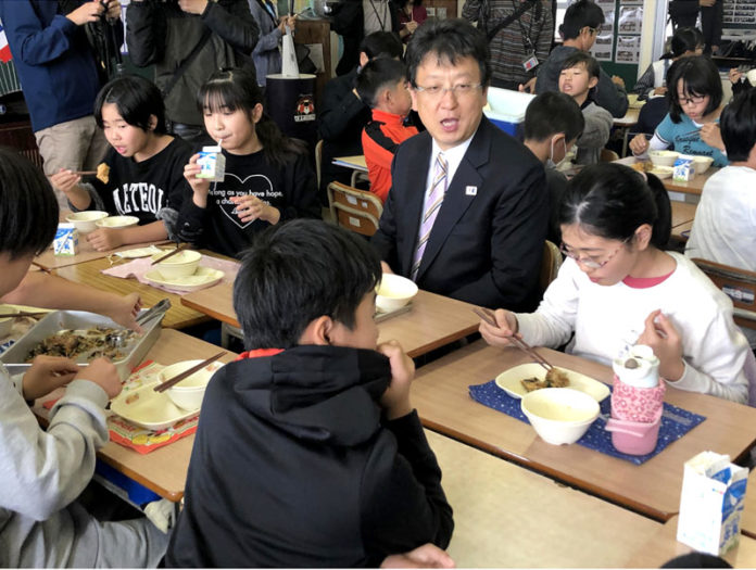 会食の様子（中央は大西一史熊本市長）