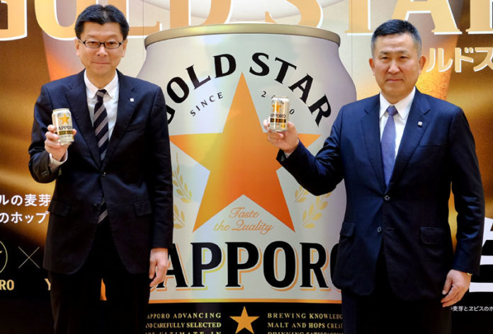 （左から）野瀬裕之本部長、髙島英也社長（サッポロビール） サッポロ ＧＯＬＤ ＳＴＡＲ（ゴールドスター） 金星