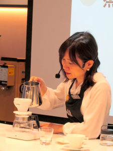 ハンドドリップには計量や蒸らしなど注意点も。UCCコーヒーアカデミー専任講師の村田果穂氏が実演した