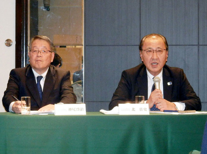 会見するイオンリテール・北佳史支社長㊨とマックスバリュ東海・神尾啓治社長㊧