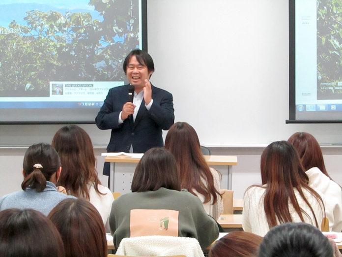 講評後、変化対応力をテーマに熱弁を振るう丸山珈琲の丸山健太郎社長