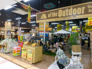 休憩スペースを隣接したアウトドアコーナー(MEGAドン・キホーテUNY稲沢東店)