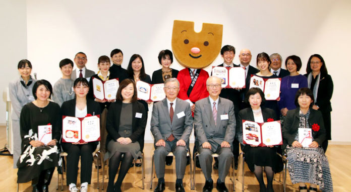 主催者と受賞者（第４回「うま味調味料活用！郷土料理コンテスト（減塩）」）