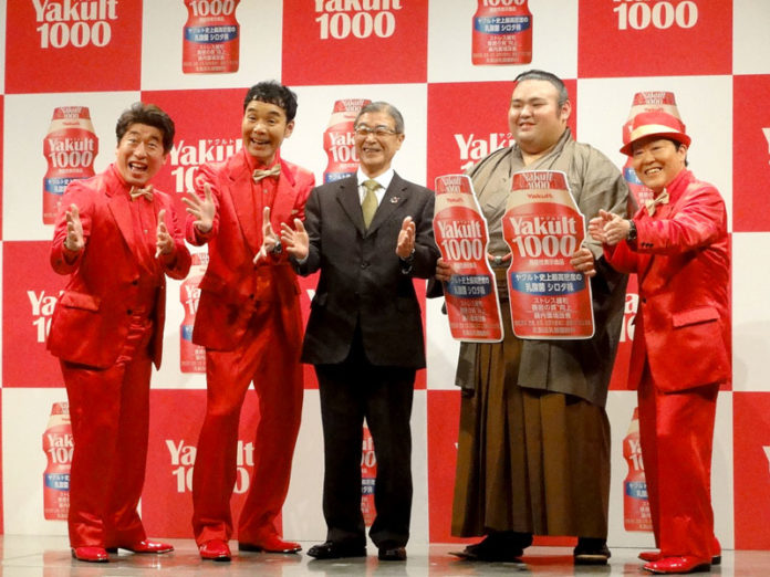 成田裕専務（中央 ヤクルト本社）と貴景勝ら
