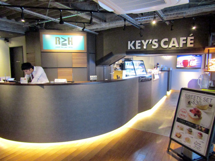 高架下のホテルに開業した「キーズカフェ」（キーコーヒー）