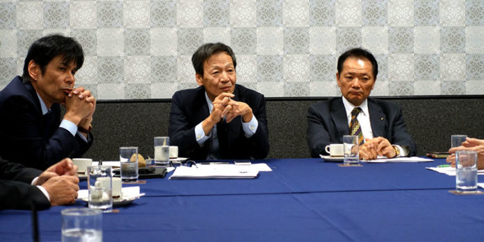 総会で小谷理事長（中央 西日本パン粉協同組合）ら