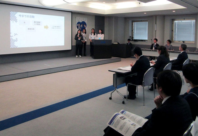 最優秀賞に輝いた東京学芸大学附属国際中等教育学校による発表（アサヒ飲料社『カルピス』賞）