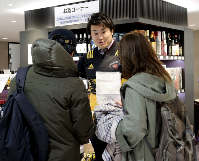 サンプリングする真伸弥壁氏（松屋銀座）