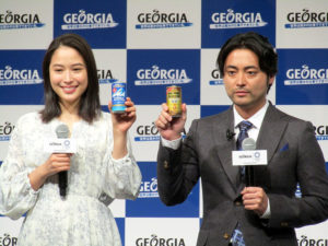 新CMに出演する広瀬アリスさん㊧と山田孝之さん(ジョージア)