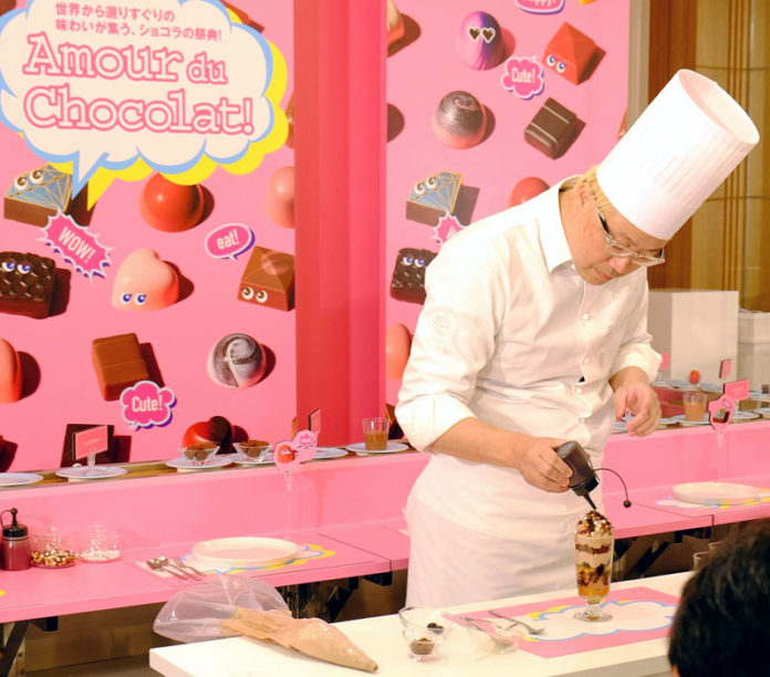 「パフェ ゴー ラウンド」でパフェ作りを実演する辻口博啓シェフ（モンサンクレール）