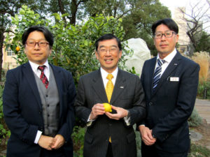 (左から)及川正明氏(JA広島果実連)、岩田義浩社長、平手元広事業部長(ポッカサッポロフード&ビバレッジ)