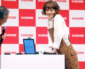 「ベジチェック」を体験する上野さん(カゴメ)