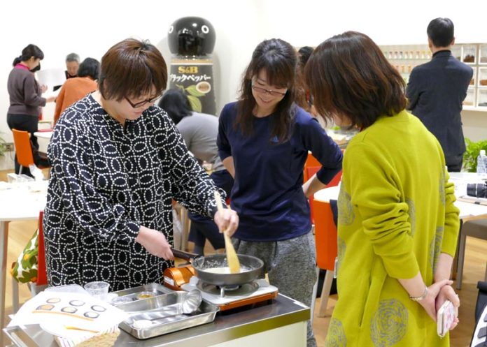 カレーの日特別イベント 赤缶カレー粉 エスビー食品