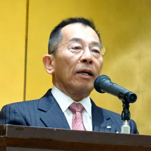 あいさつする岡本均氏(日本加工食品卸協会近畿支部長/伊藤忠食品社長)