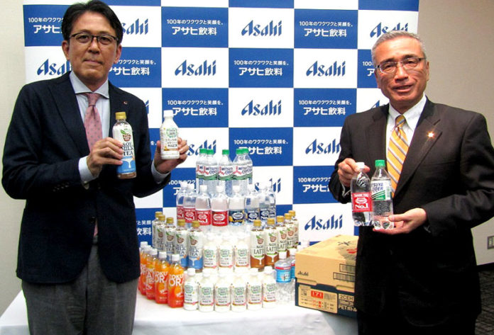 岸上克彦社長㊨と大越洋二常務執行役員マーケティング本部長（アサヒ飲料）