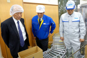 視察の様子(左が井上猛理事長(兵庫県手延素麺協同組合)、中央が西村憲行社長(西村製作))