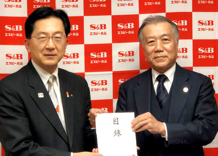 達増拓也知事㊧（岩手県）と小形博行社長（エスビー食品）