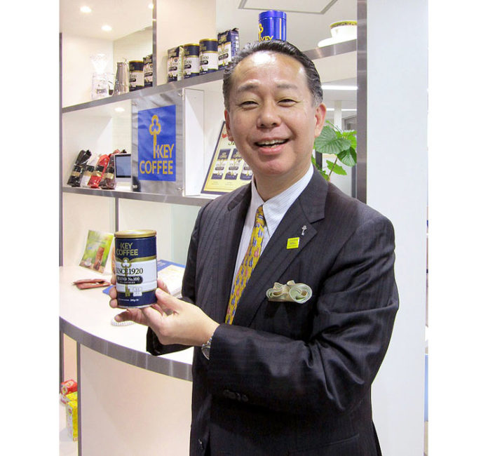 創業１００周年記念コーヒー第１弾「ＢＬＥＮＤ Ｎｏ.１００」と柴田裕社長（キーコーヒー）