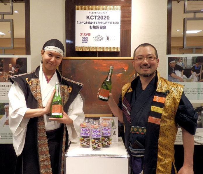 名古屋三越でのお披露会で水野善文専務㊨（金虎酒造）