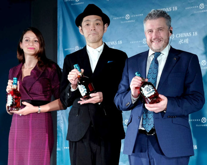 （左から）ノジェム・フアド社長（ペルノ・リカール・ジャパン）、宮藤官九郎氏、サンディー・ヒスロップ氏（シーバスブラザーズ）