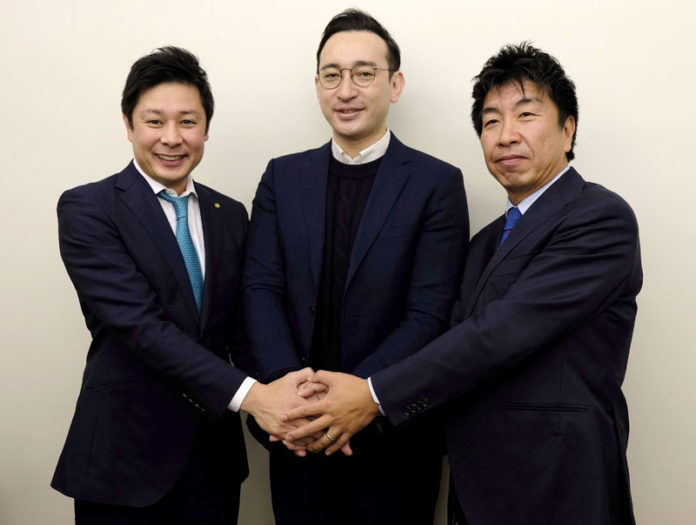 (左から) 旭食品竹内孝三郎海外事業本部長、ウマミル佐藤晶洋ＣＥＯ、旭食品竹内孝久社長