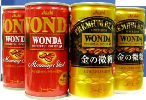 「ワンダ」ショート缶の旗艦品「モーニングショット」㊧と「金の微糖」(アサヒ飲料)