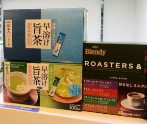 リニューアルした「新茶人」シリーズ㊧と「〈ブレンディロースターズ&〉スティック アソート」