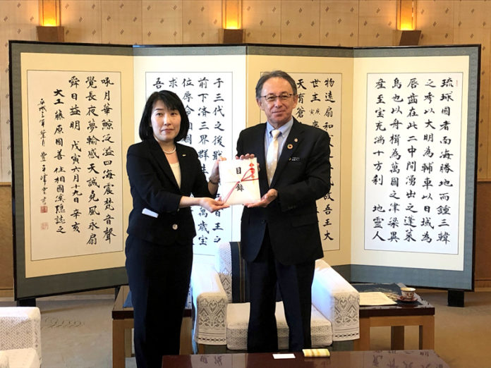 後藤佐恵子社長㊧（はごろもフーズ）と玉城デニー知事（沖縄県）