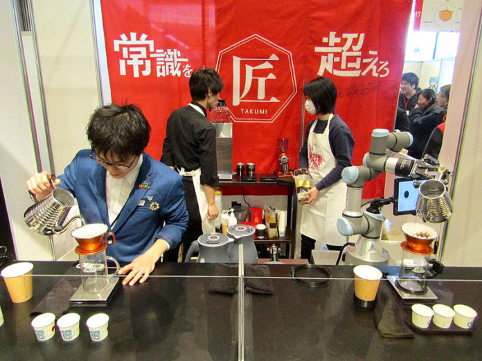 人とロボットによるハンドドリップコーヒーの飲み比べ企画も（ユニマットキャラバン）