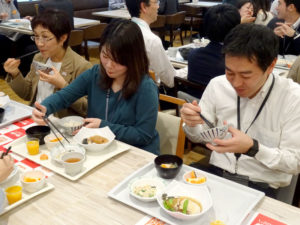 「えひめ・勝ち飯」メニューを食べる社員(味の素本社)