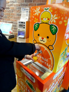 蛇口から出るみかんジュース(味の素本社 社員食堂)