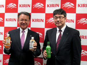 堀口英樹社長㊧と山田雄一マーケティング本部マーケティング部部長(キリンビバレッジ)
