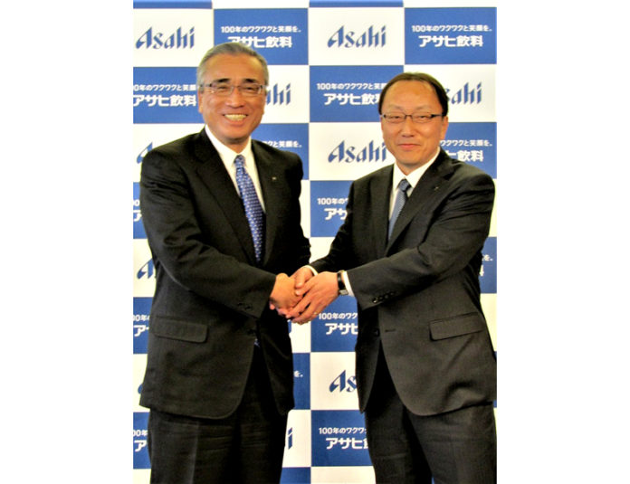 20日の新社長会見で、岸上克彦社長㊧と米女太一次期社長（アサヒ飲料）