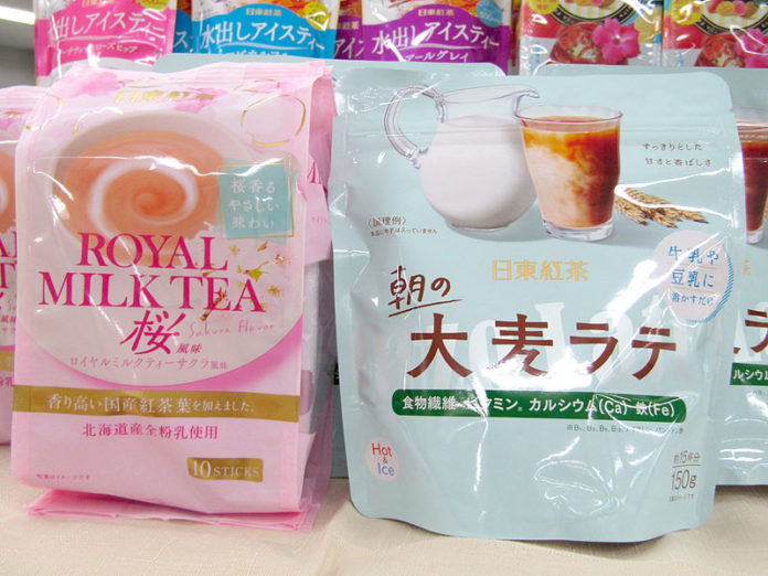 ｢日東紅茶 ロイヤルミルクティー桜風味｣㊧と｢同 朝の大麦ラテ｣（三井農林）
