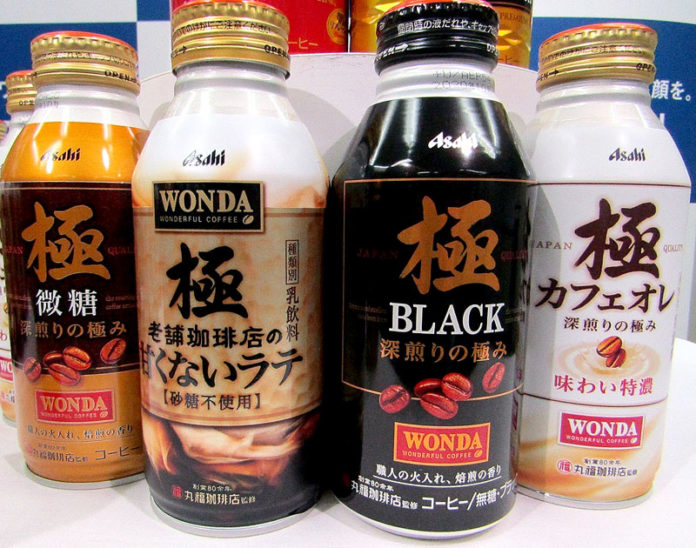 ボトル缶の「ワンダ極」シリーズ。中央左が4月14日発売「老舗珈琲店の甘くないラテ」（アサヒ飲料）