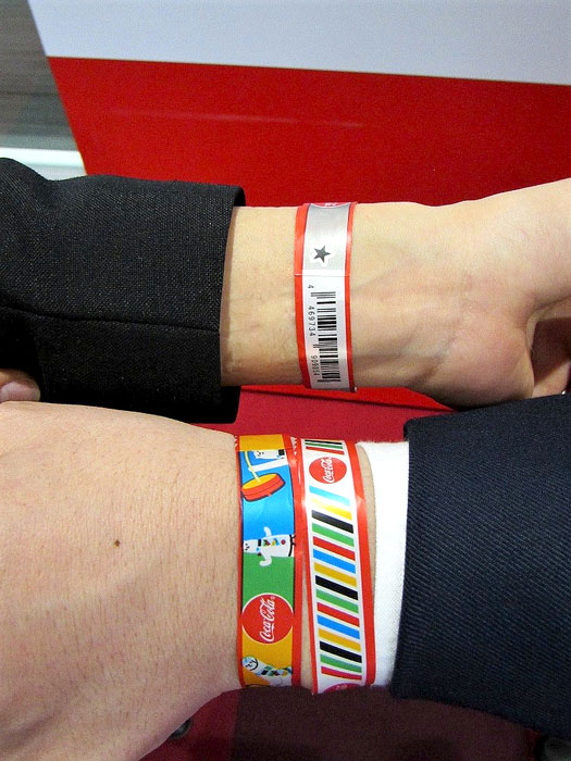 リストバンド着用で一体感を醸成 バーコードも記載している 食品新聞 Web版 食品新聞社