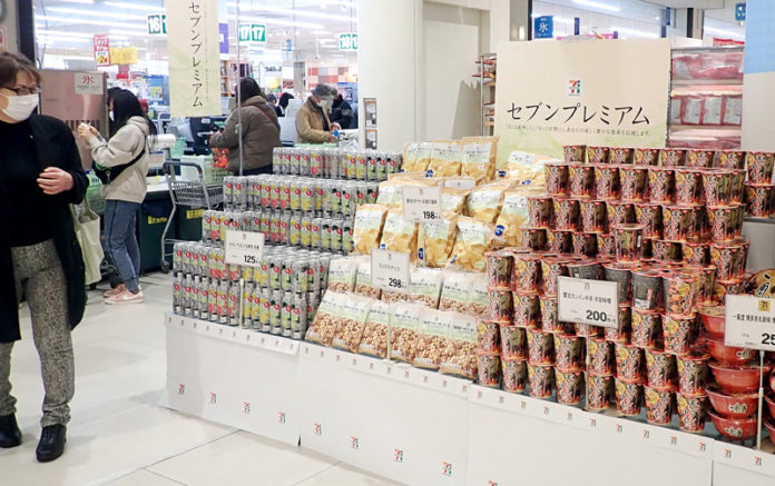 入荷後すぐ3千個を販売した「セブンプレミアム」のカップ麺（イズミ）
