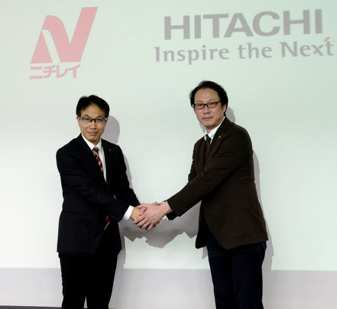 安居之雅氏㊧（ニチレイフーズ）と柳田貴志日立製作所産業ＩＴソリューション部担当部長