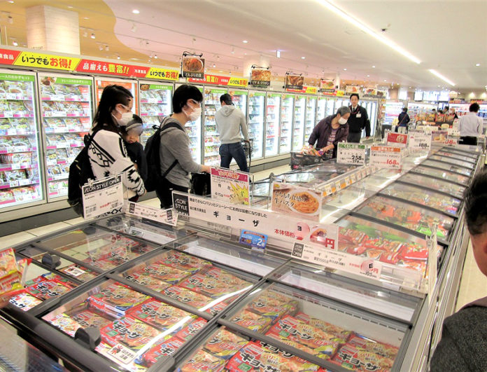 冷凍食品はリーチインに加えて平台の冷凍什器も導入して買い回りを促進（イオンスタイル戸塚）